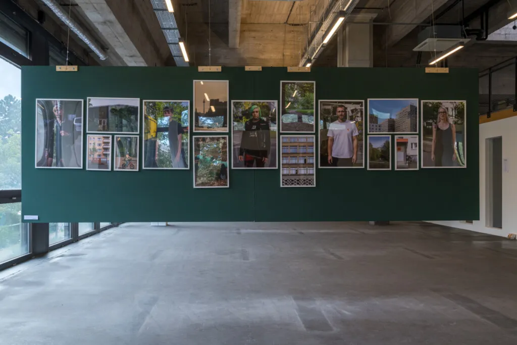 Besucher betrachten Fotografien an der Wand während der Ausstellung 'inmitten von Arbus' des FLUR-Kollektivs im Zeughof Berlin.