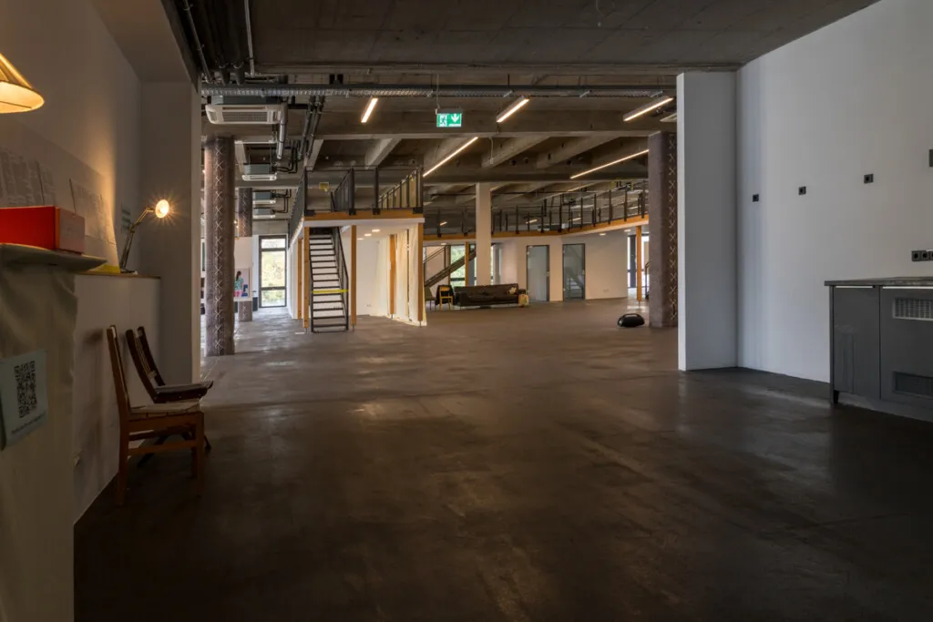 Nachdenklicher Besucher vor einer fotografischen Arbeit in der Gruppenausstellung des FLUR-Kollektivs im Zeughof.