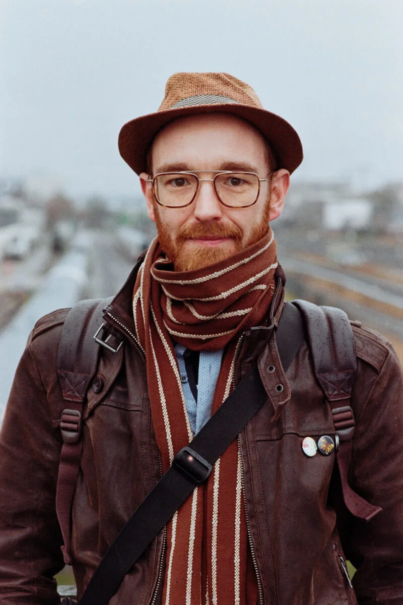 Porträt eines Mannes auf der Straße, analoge Streetfotografie